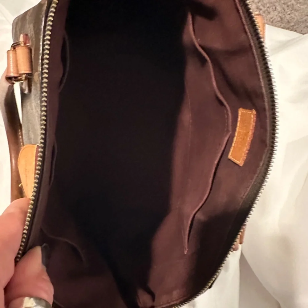 Louis Vuitton Rivoli MM - Picture 8 of 13